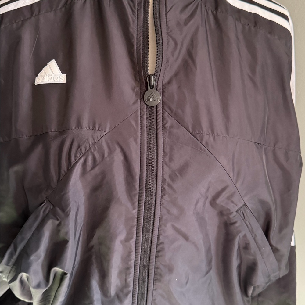 NWOT Adidas Black and White Track Jacket sz M in women’s. Has large pockets. - Picture 5 of 11